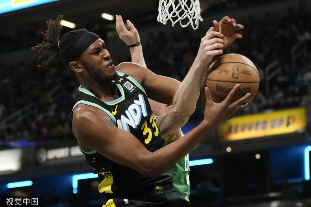 乌鲁木齐中小学生滑雪马拉松开赛.