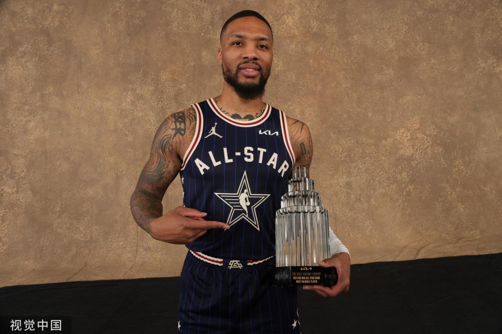 乌鲁木齐中小学生滑雪马拉松开赛.