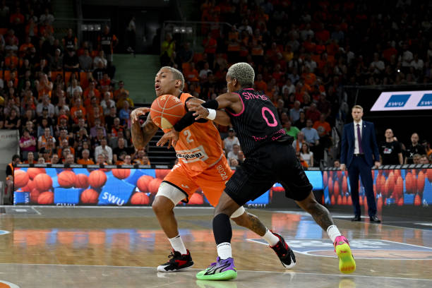 在进攻端 在进攻端