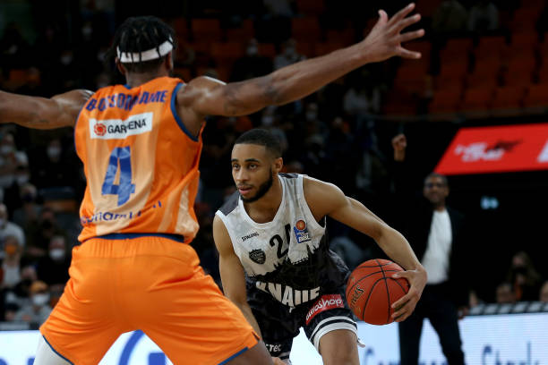 体育中超:读秒绝平 沧州雄狮2-2深圳新鹏城